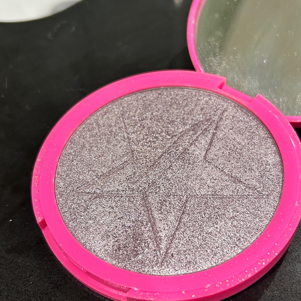 Jeffree Star Skin Frost in Lavender Snow - Picture 4 of 4